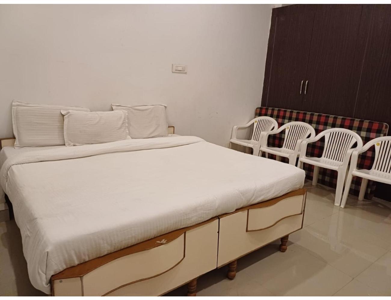 Chittor Inn, *